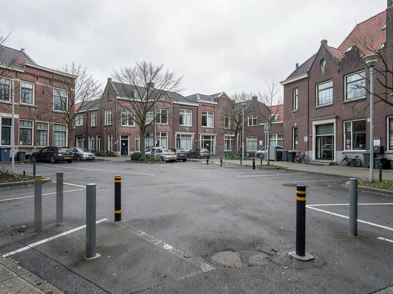 Openbaar parkeerterrein met bollards